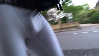 по дороге в спортзал в компрессионных шортах