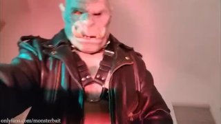 Орк трахает футбольного щенка во время футбольного шоу Лиги мутантов в перерыве