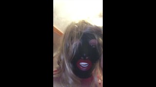 Rubbersfinest Maske mit Mundauskleidung und blonden Haaren