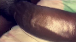 Массивный черный член поглаживает постель и жестко кончает спина к спине