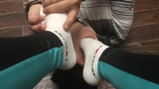 Femdome schiavo in manette adorazione sport calzini padrona