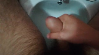 Casi atrapado masturbándose en el baño