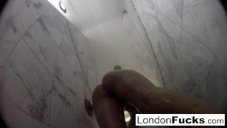 Лондон Киз принимает душ