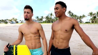 DylanLucas Latino-Surfer Kumpel Toppt seinen Kumpel in Cabana