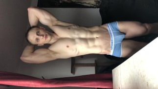 大隆起的猛男弯曲他的肌肉