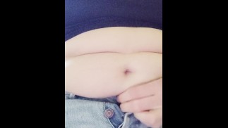 Толстушка расстегивает узкие шорты, чтобы жир выплеснулся наружу (коротко и крупным планом)