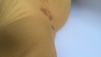 Pissen beim Abspritzen in engen gelben Hosen