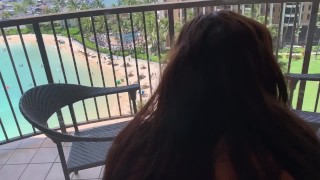 Cazzo sul balcone dell'hotel mentre guarda porno, vista oceano