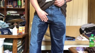 Fazendo xixi na minha calça jeans na sala de estar