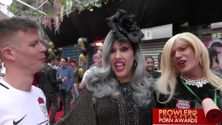 No tapete Red com Hung Young Brit no London Prowler Awards 2019