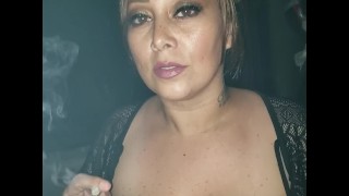 Nadržená Latina Kouřila V Autě, Když Pršelo