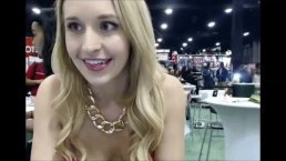 Ginger Banks 在粉丝博览会的桌子下玩她的猫！
