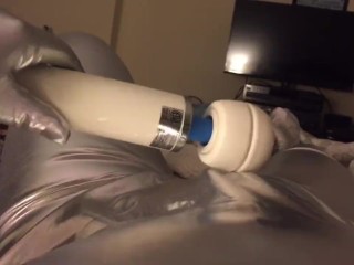 Ношение слоев латекса и спандекса, мастурбация до кончины