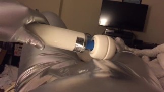 Ношение слоев латекса и спандекса, мастурбация до кончины