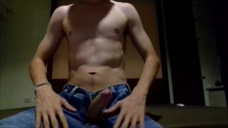 Очень возбужденный парень в джинсах дрочит свой член