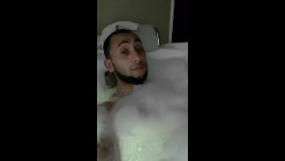 在按摩浴缸里手淫