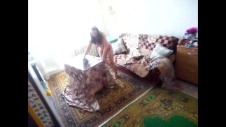 Подглядываю за мамой, гладящей шторы горячим утюгом-МояГолаяМачеха