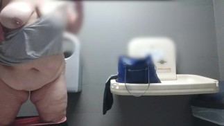 可爱的 BBW 熟女在麦当劳厕所里玩弄她的奶子和手指自己