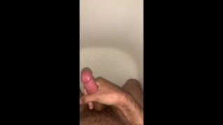 Lavaggio del cazzo non tagliato sotto la doccia sborrata