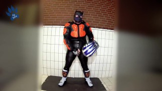 RubberBikerPup с новыми ботинками FOX Comp R и защитной экипировкой