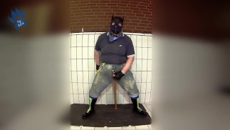 Skinpup верхом на бейсбольной бите