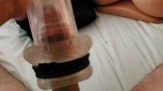 吸吮性玩具使响亮的性感呻吟中出