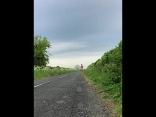 Lange Naakte Wandeling Op Straat/weg