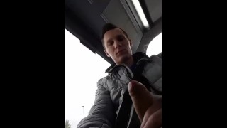 Polski Łuskowaty Chłopiec Walił Konia. Ręczna Robota Z Dużym Kutasem W Autobusie