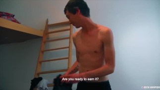   CZECH HUNTER 433 - Timido ragazzo dai capelli scuri risponde ad alcune domande e succhia il cazzo