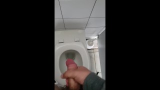 Mijn grote pik aftrekken in een openbaar toilet op een camping