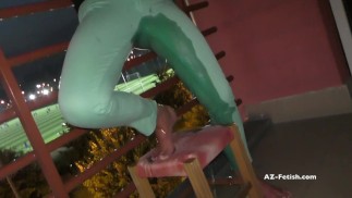 Публичные отчаянные писают в джинсы и мастурбируют