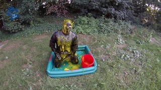 Щенок на улице Gunge'n'Paw в полной резине