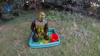 Щенок на улице Gunge'n'Paw в полной резине