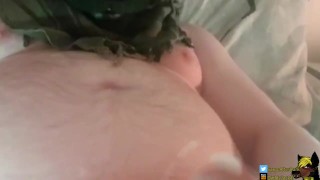 [Korte clip] Papa Jackal brengt een close-up voor een cumshot.