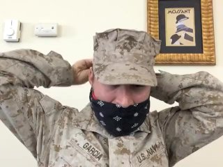 Морской пехотинец с кляпом во рту и наручниках