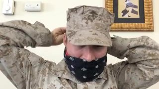 Морской пехотинец с кляпом во рту и наручниках