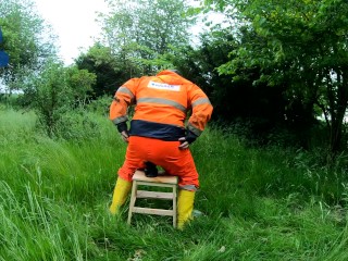 Equitazione Dinosauro Giocattolo in Giardino Indossando Hivis e Stivali Di Gomma