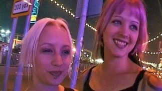 Zwei öffentliche blinkende Teenager abholen