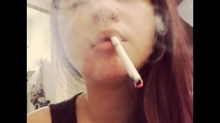 Miss Dee nicotina Fetish fumar para sus fans # 01
