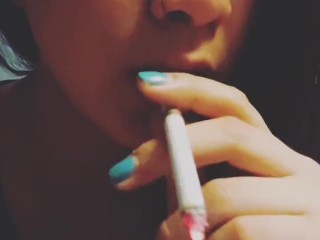 Miss Dee Nicotine Fetish Roken Voor Haar Fans #02