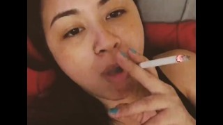 Miss Dee nicotina Fetish fumar para sus fans # 15