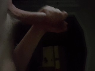 Соло мужчина мастурбирует спермой