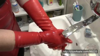 Mytí Červených Latexových Rukavic Po Ruční Práci