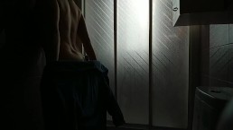 男孩在鞭打时以慢动作表演脱衣舞。产生声波