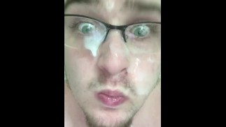 Nach dem Schuss | Große klebrige Brille Gesichtsbehandlung. Dickes, tropfendes Sperma; p