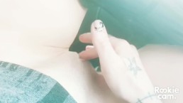 Шлюха из Эдмонтона Little Sweets сжимает пальцами мокрую киску, пока не кончит жестко