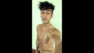 "I'm pig" Ragazzo tatuato piscia in costume da bagno