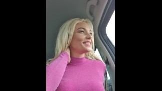 荷兰娇小的金发女郎小顽皮的少年在公共车上闪现完美的山雀！