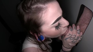 Gegabelte Zunge Gloryhole Blowjob