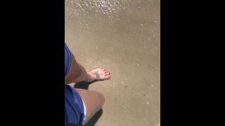 amateur vrouw tenen in het zand slow m
